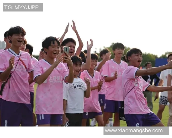 中国小学生足球赛决赛场面堪比职业赛 中国小学生足球赛决赛场面堪比职业赛